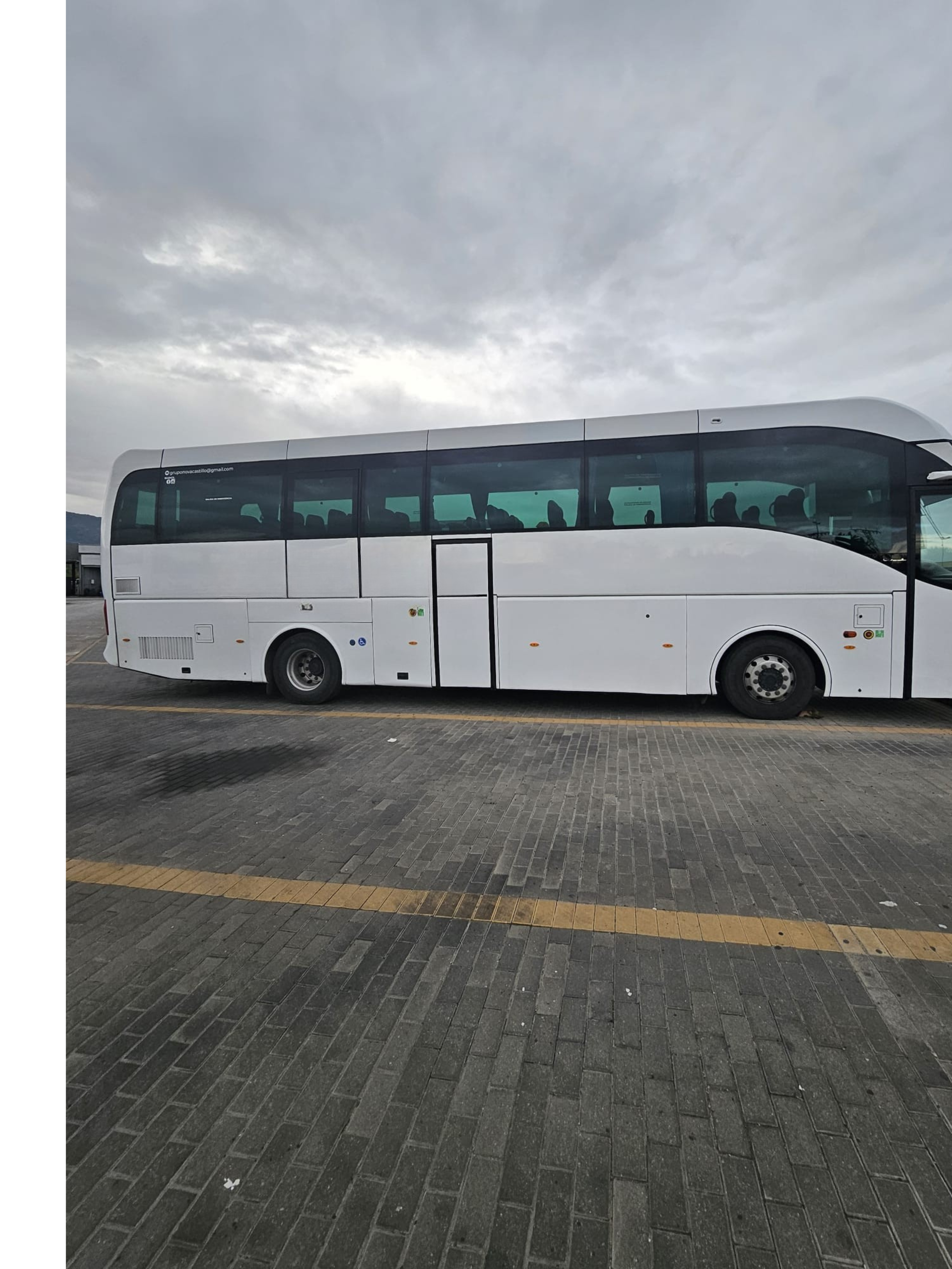 IVECO HISPANO 55 + 1 + 1 -- 3/2012