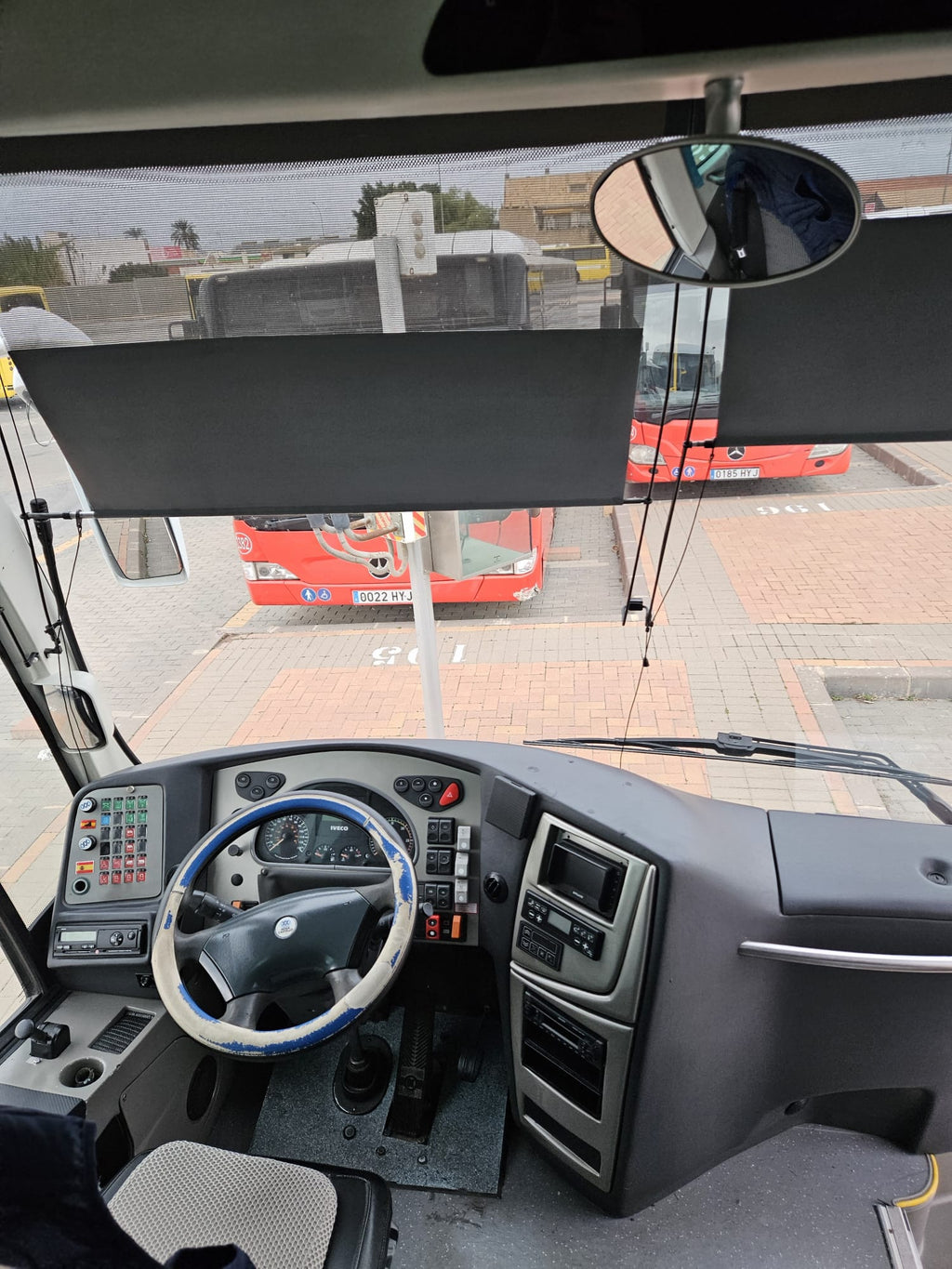 IVECO HISPANO 55 + 1 + 1 -- 3/2012